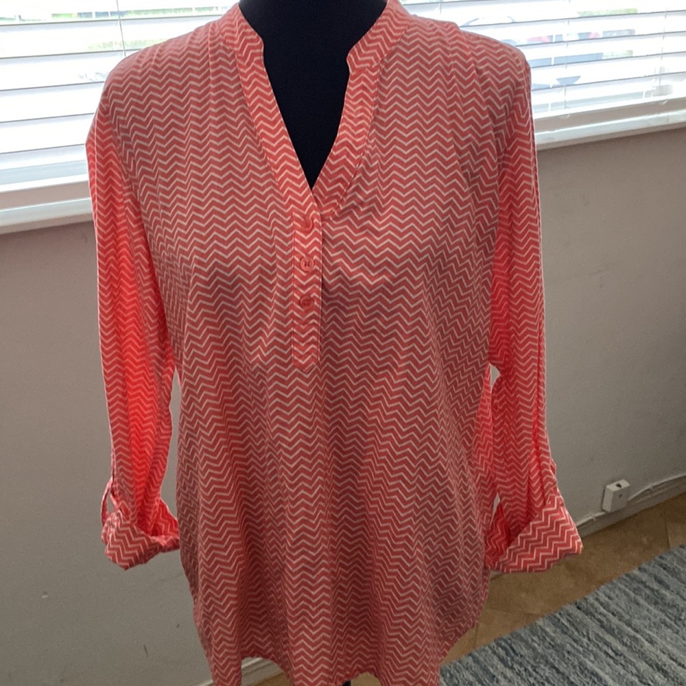 Hester and Orchard chevon pattern v neck three buttons sleeves rolled